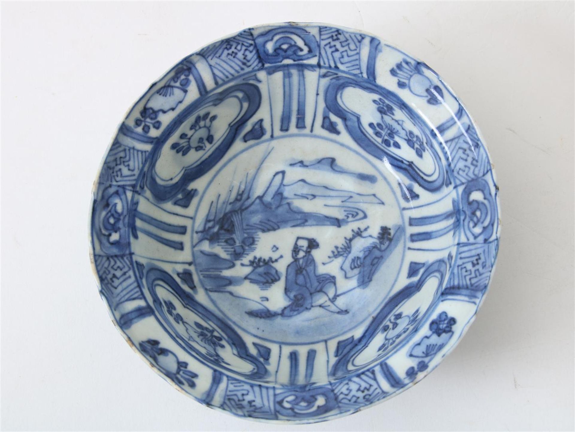 Kraak porcelain bowl decorated with landscape and flowers in Wanli motifs, China Wanli ( - Image 3 of 4