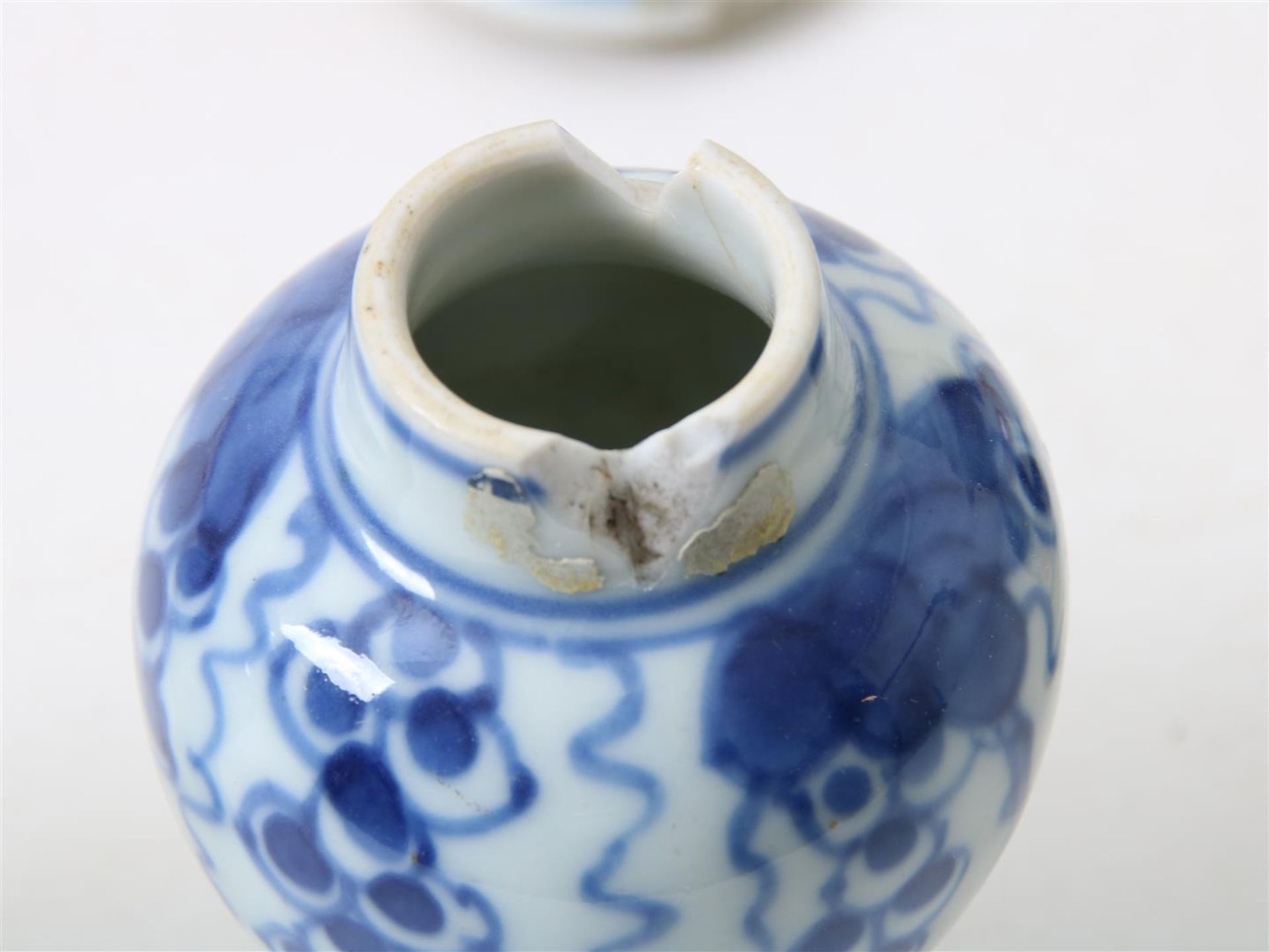 Set of porcelain miniature lidded vases, Kangxi - Bild 9 aus 10