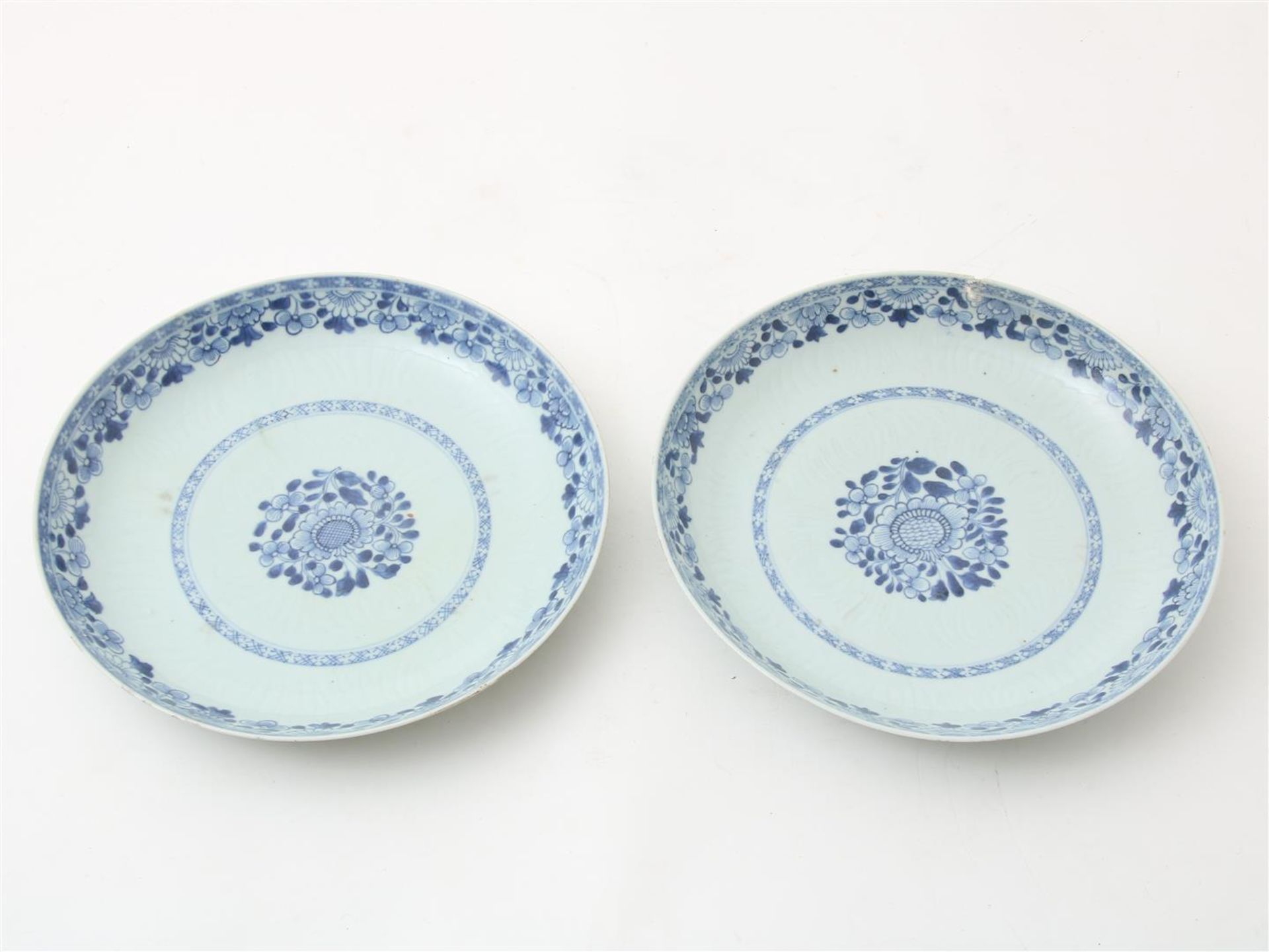 Set of Qianlong dishes decorated with flowers, diameter: 29 cm. (chip and hairline)