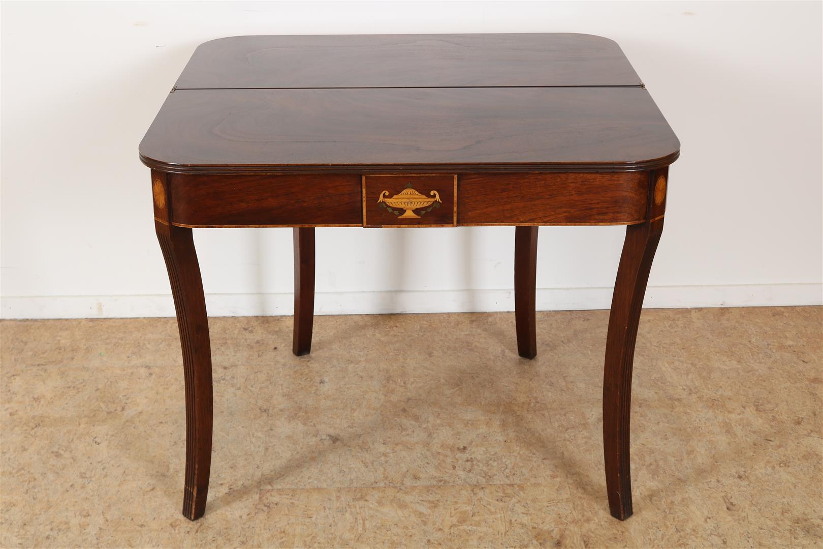 Mahogany Georgian-style coffee/breakfast table with folding top, inlaid vase in skirting boards