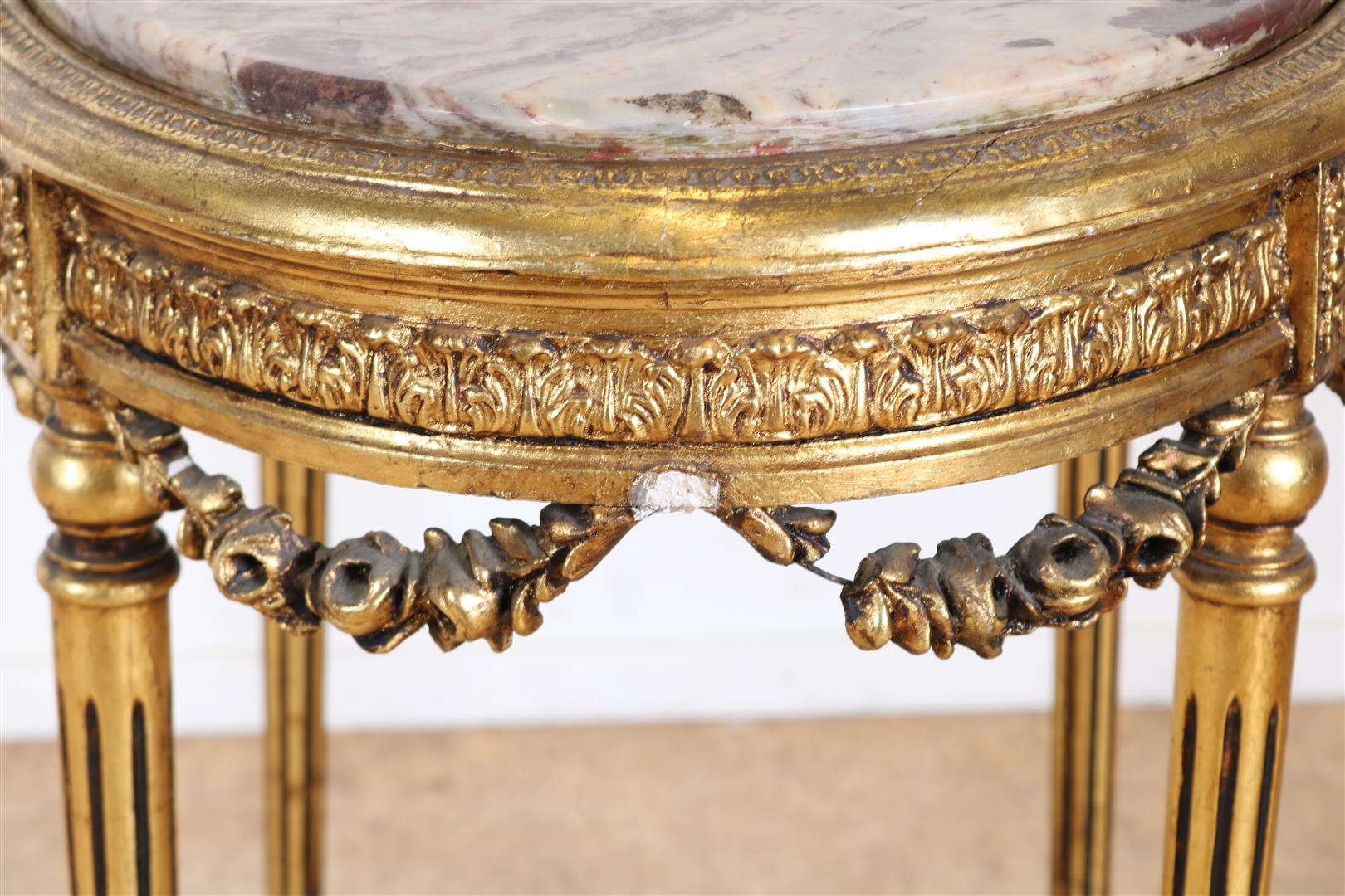 Gilded Louis XVI style side table with marble top on fluted legs connected by rules, 82 x73 x 53 - Image 5 of 5