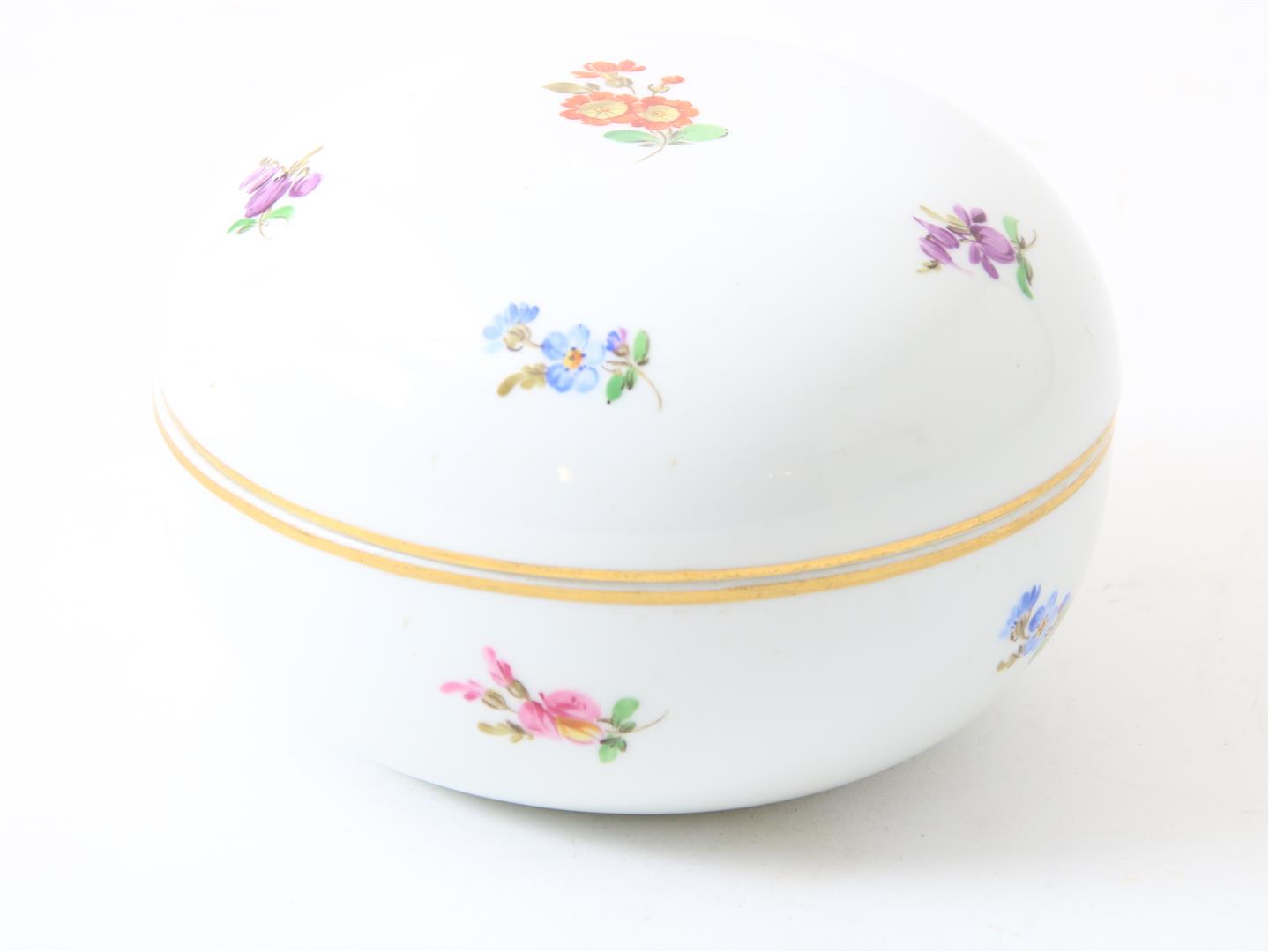 Porcelain lidded box decorated with flowers, marked on the bottom, Meissen 20th century, diameter 12 - Image 2 of 3
