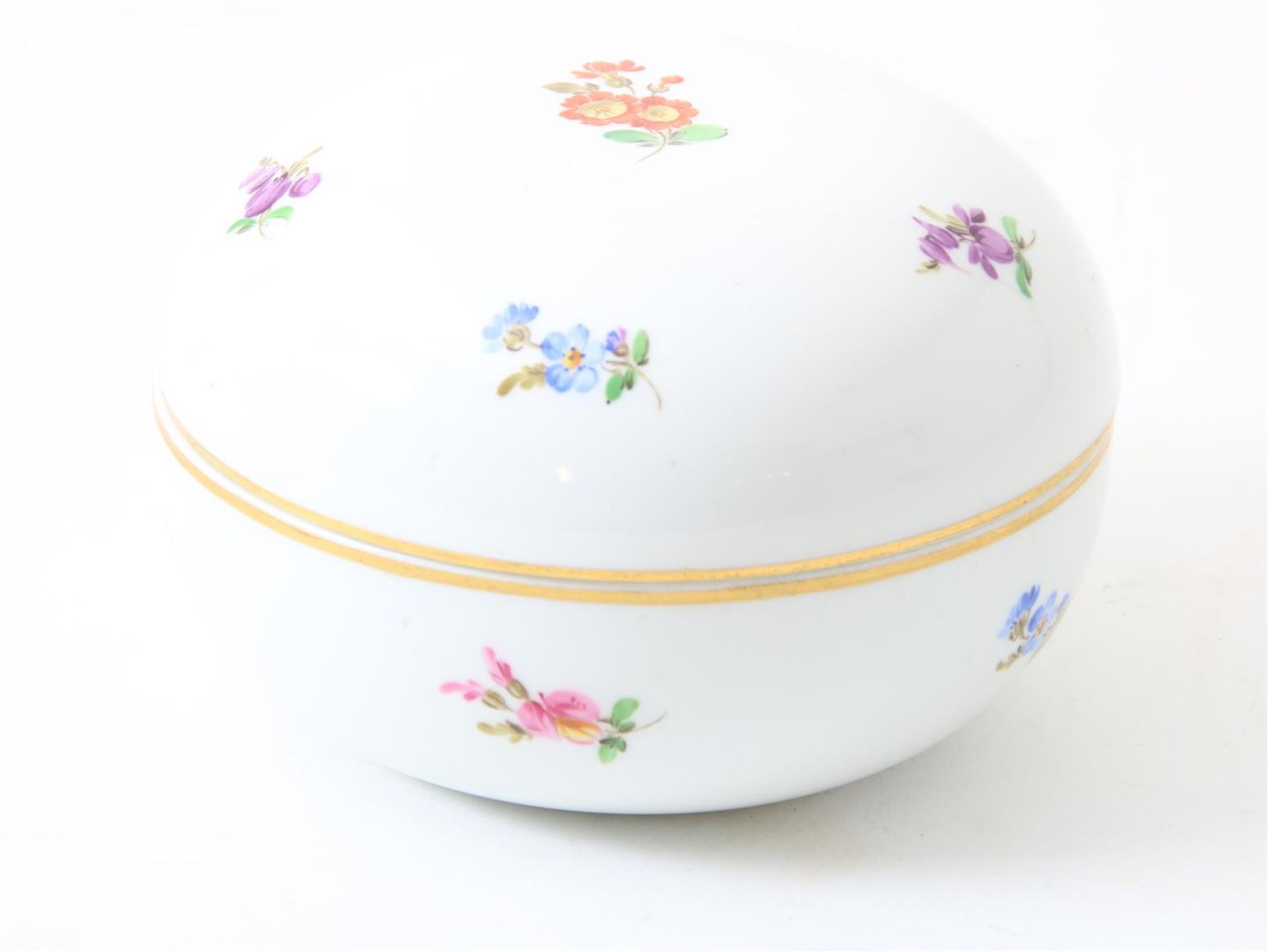 Porcelain lidded box decorated with flowers, Meissen - Bild 2 aus 3