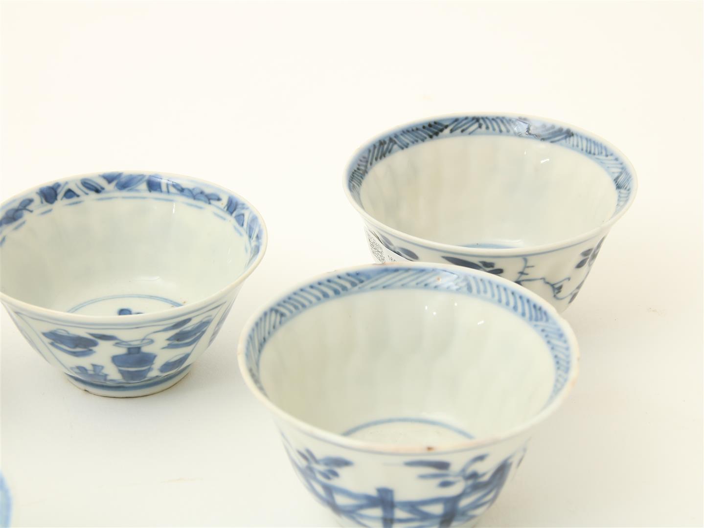 Series of 3 porcelain Kangxi cups with flower decoration and marked with Lozenge mark, including 5 - Image 4 of 6