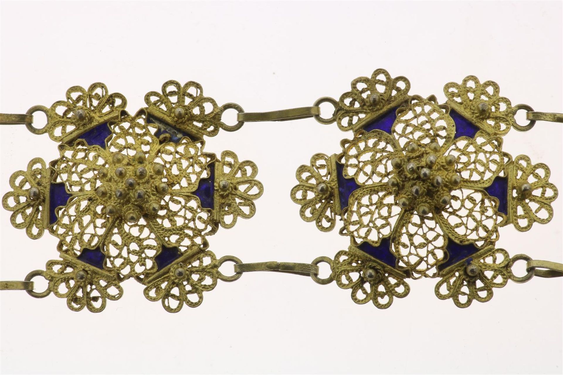 Yellow gold filigree bracelet, with rosettes inlaid with blue enamel, below legal weight, 19th