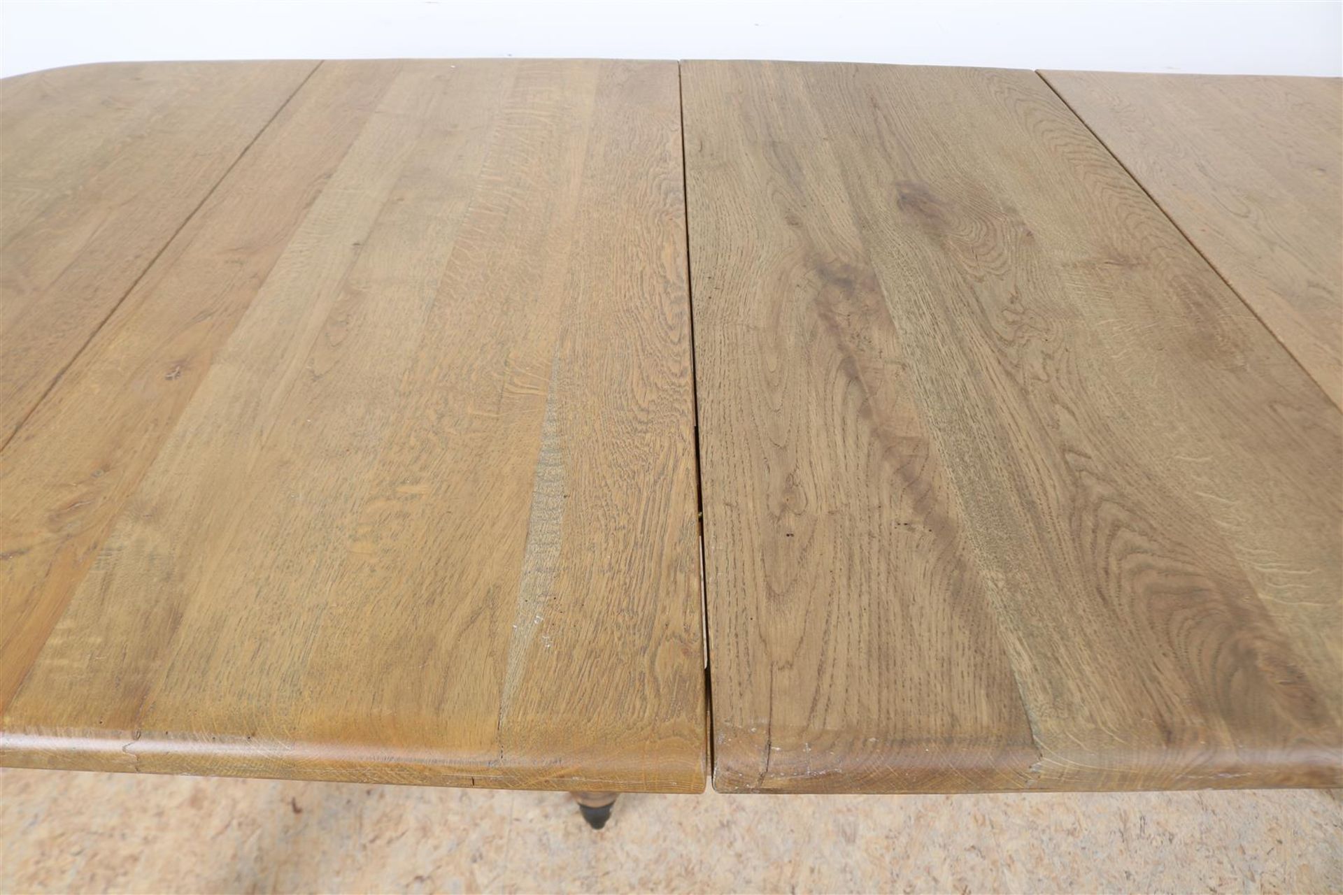 Oak wings table on turned legs ending in brass wheels, 78 x 162 x 98 cm. 2 oak intermediate leaves - Image 5 of 6