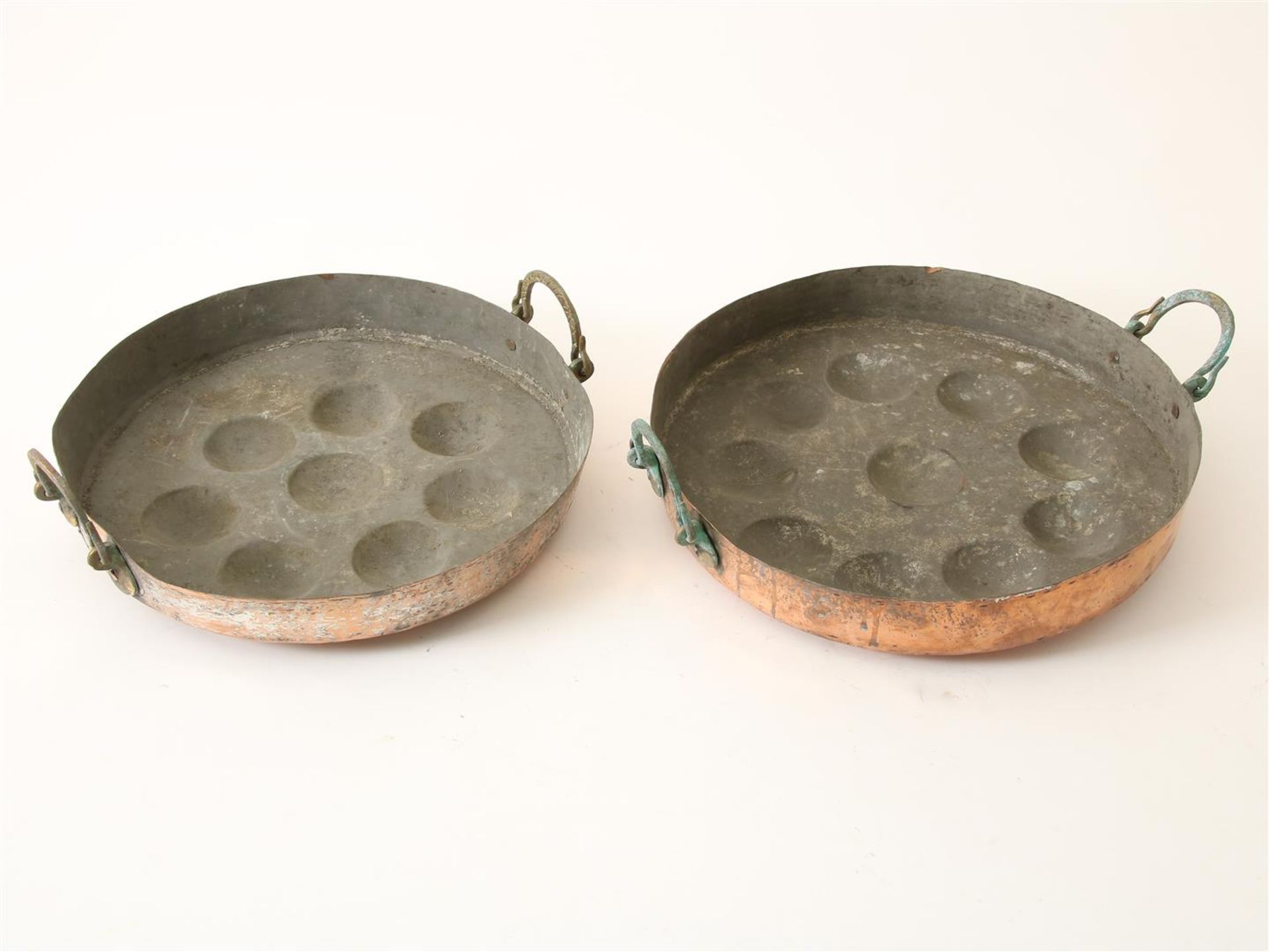 Lot of two red copper egg pans, 19th century, diameter 40 cm.