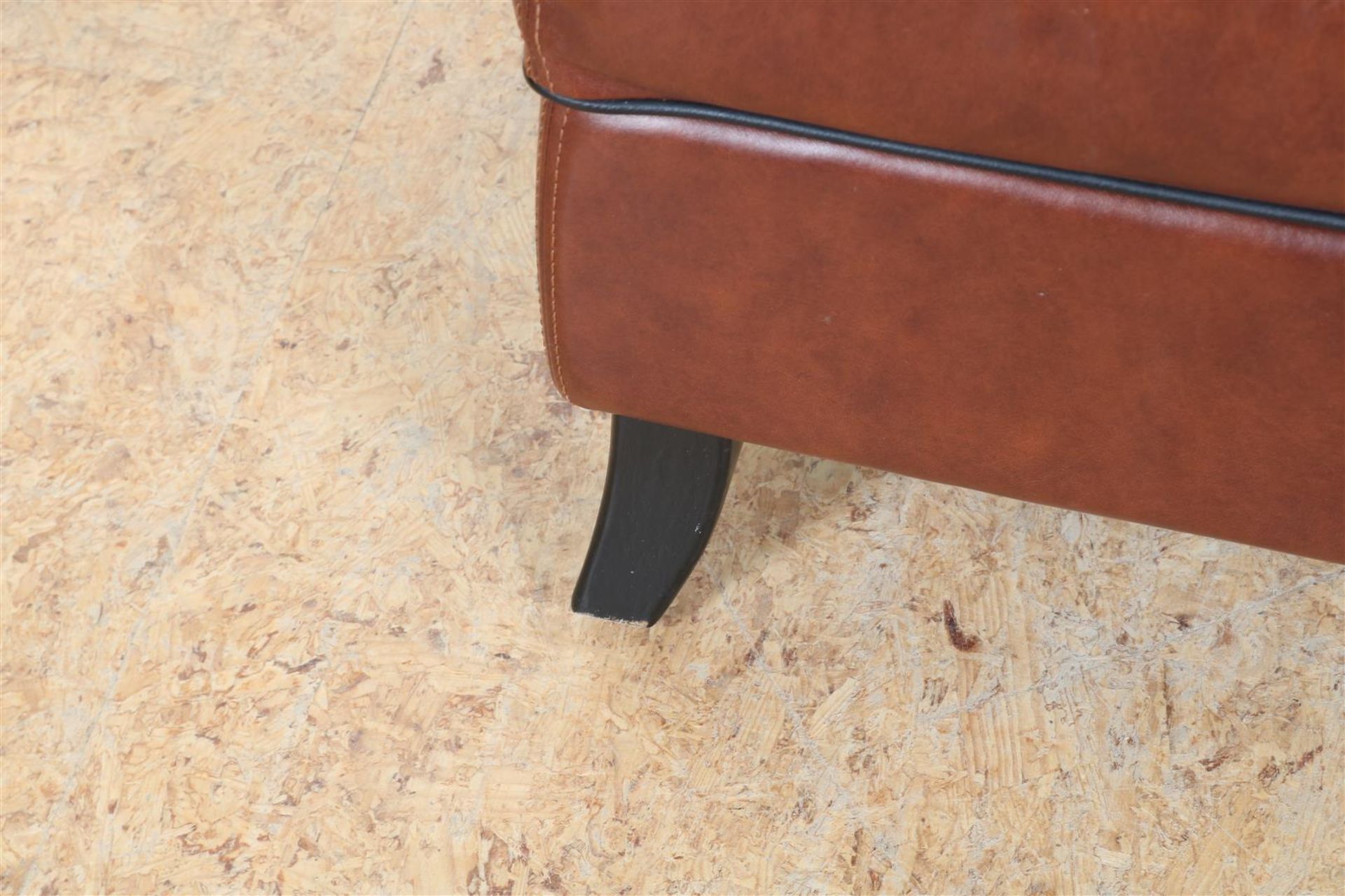 Sheep leather footstool/hooker with black piping on wooden legs, 43 x 62 x 62 cm. - Image 3 of 4