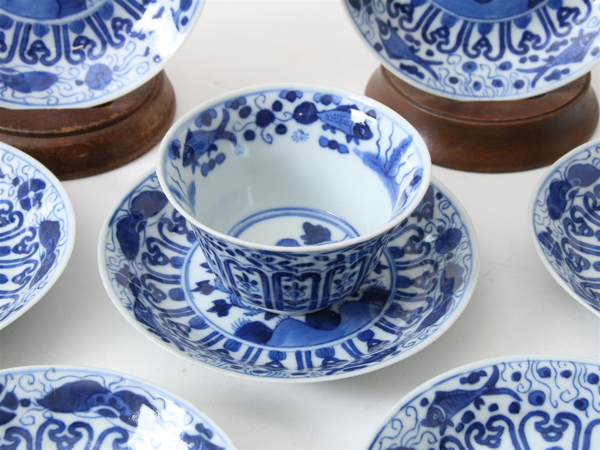 Lot of 12 porcelain cups and 11 saucers decorated in blue with perch and butterfly decor, China - Image 13 of 19