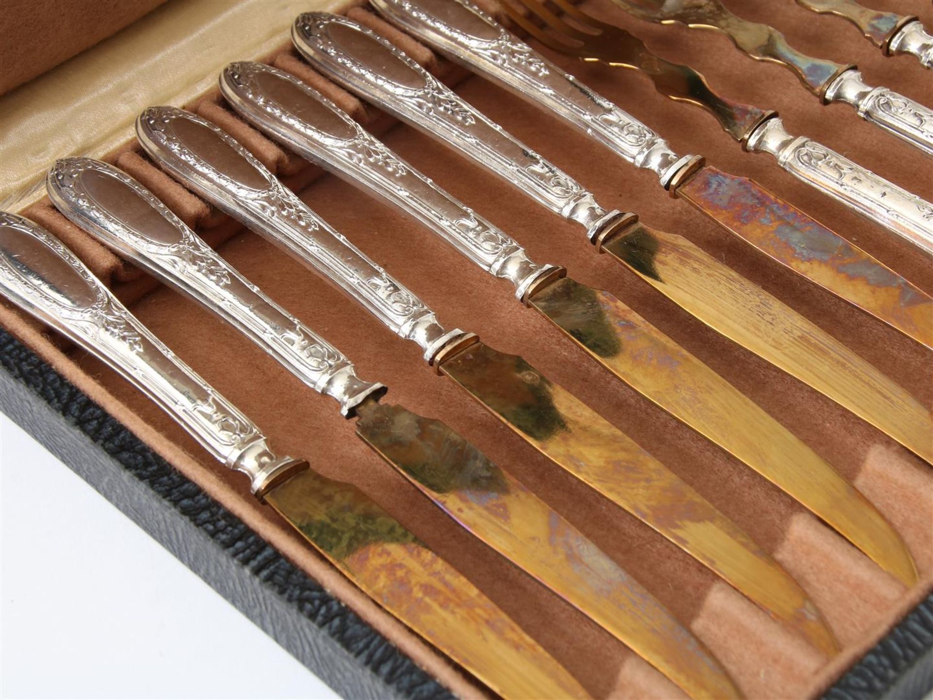 A lot of 12 silver forks decorated with a pearl edge in a cassette and 6 fruit knives and fruit - Image 2 of 3