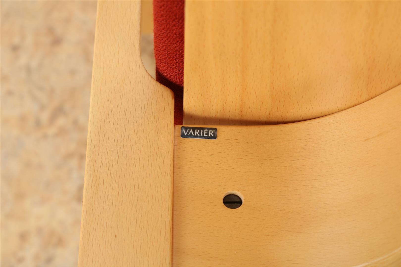 Beech wood balance chair with red upholstery, Peter Opsvik for Stokke Varier, model Aculum, Norway. - Image 4 of 5