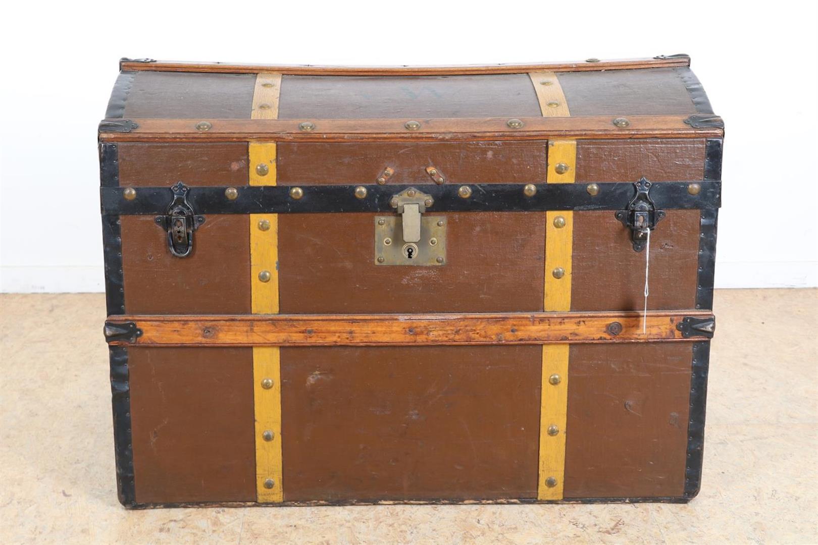 Jutte-covered trunk with wooden and iron straps, 62 x 85 x 52 cm. (handles broken)