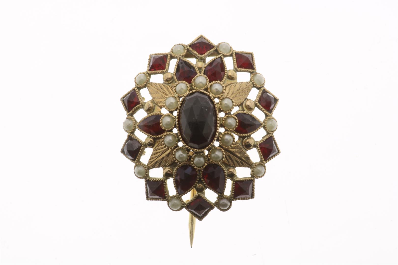 Yellow gold brooch set with garnets and seed pearls, grade 585/000, early 20th century, gross weight