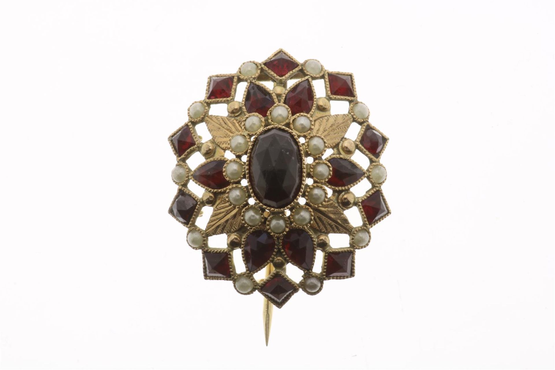 Yellow gold brooch with garnets and pearls 