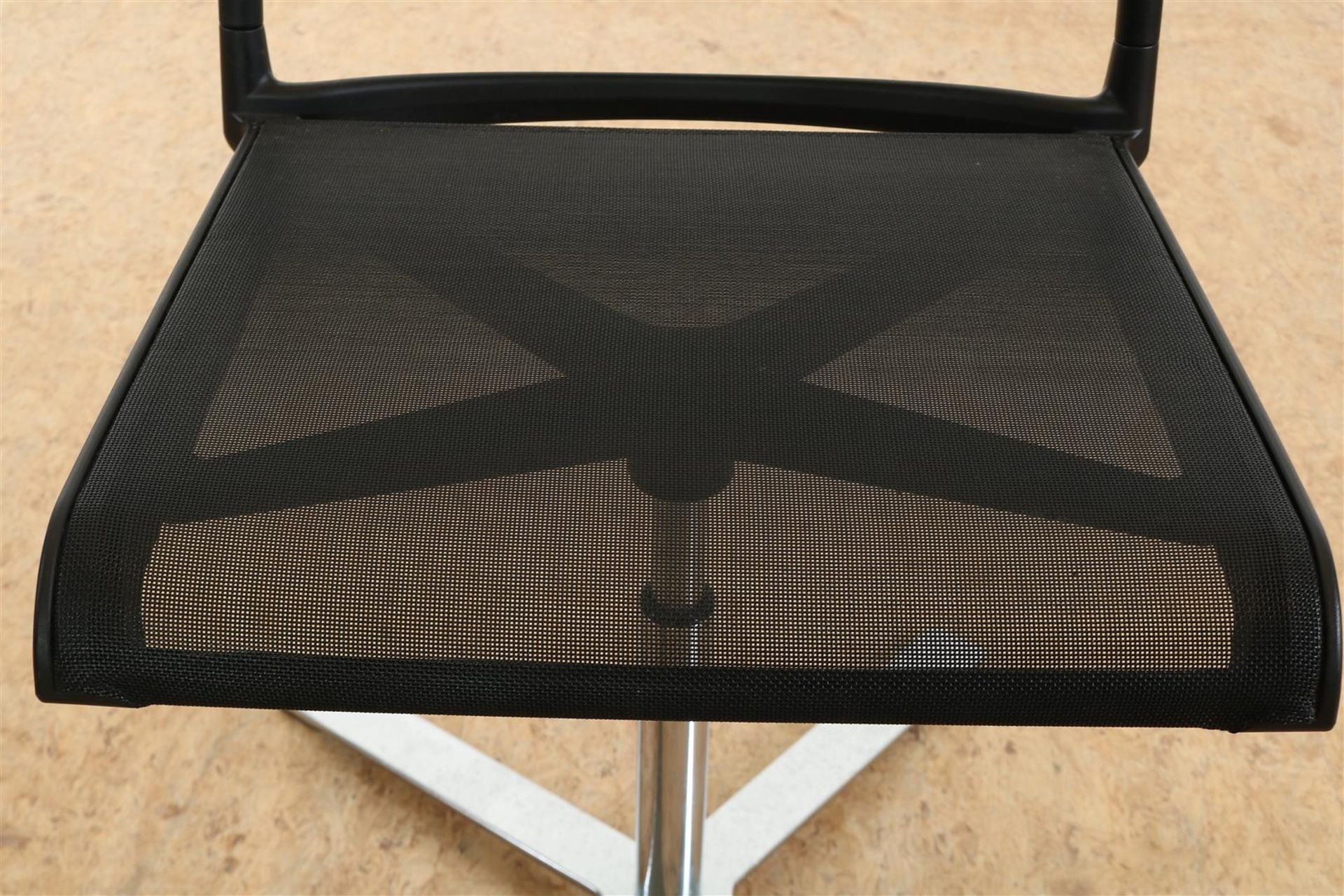 Series of 4 armchairs with black polyester mesh upholstered on chrome-plated swivel base, label - Image 4 of 6