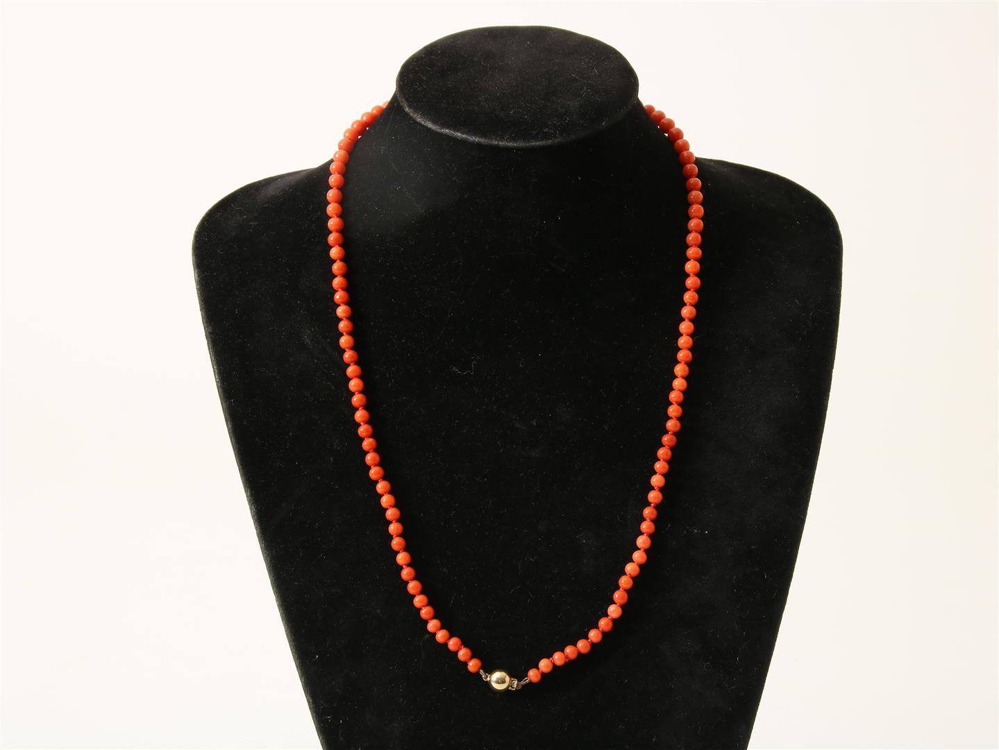 Red coral knotted bead necklace on gold ball clasp, l. 60 cm. - Image 2 of 2