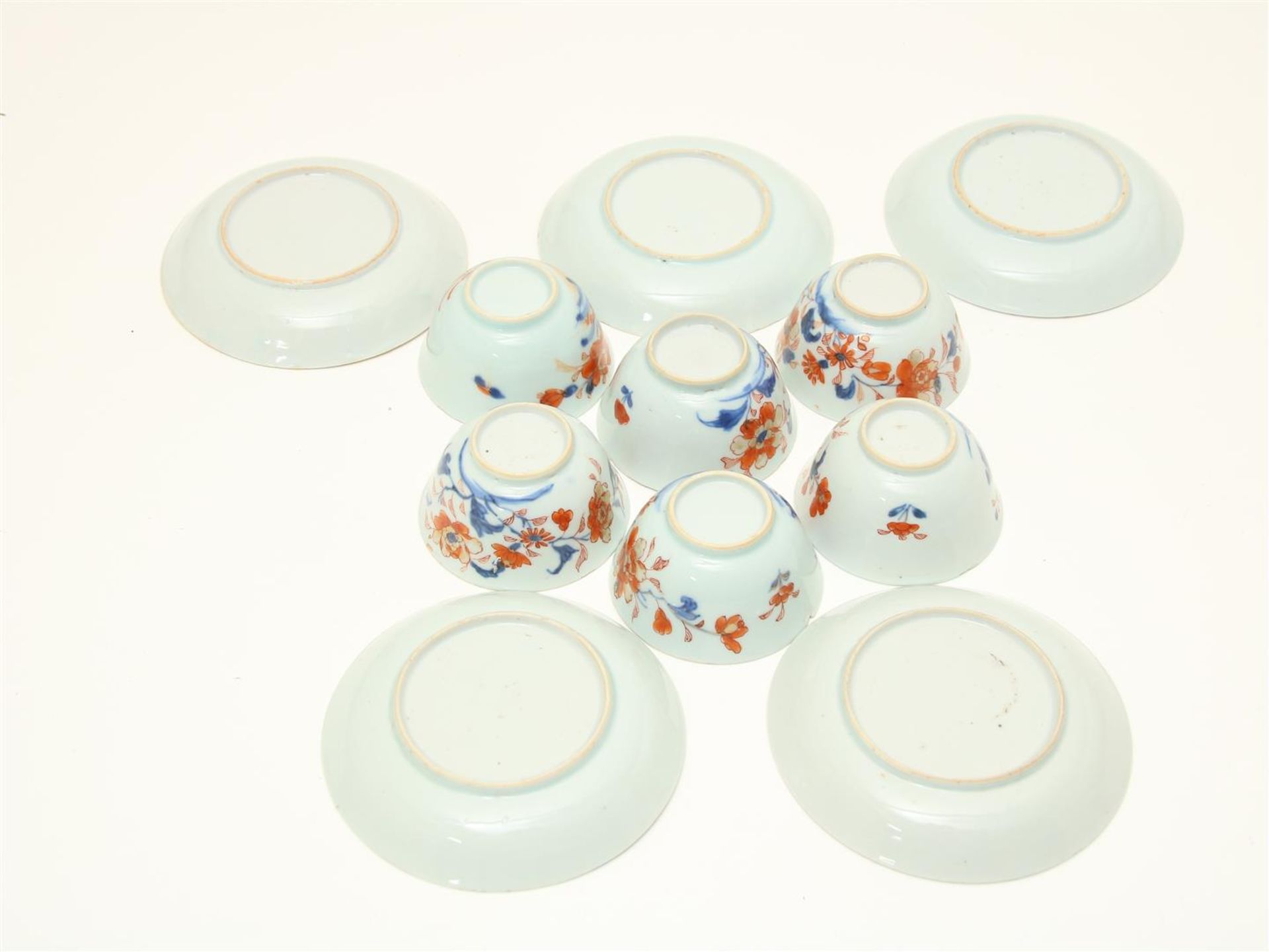 Series of 5 porcelain Qianlong cups and saucers and a saucer with Imari decor, China 18th - Image 4 of 8