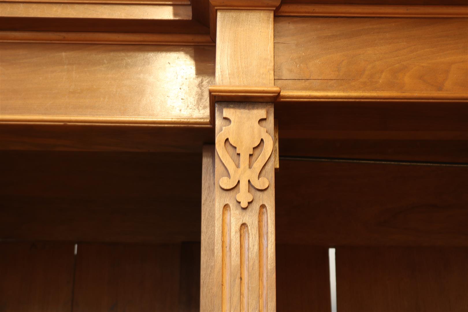 Mahogany breakfront linen cupboard with straight hood, a mirror door and 2 panel doors and 3 - Image 3 of 4