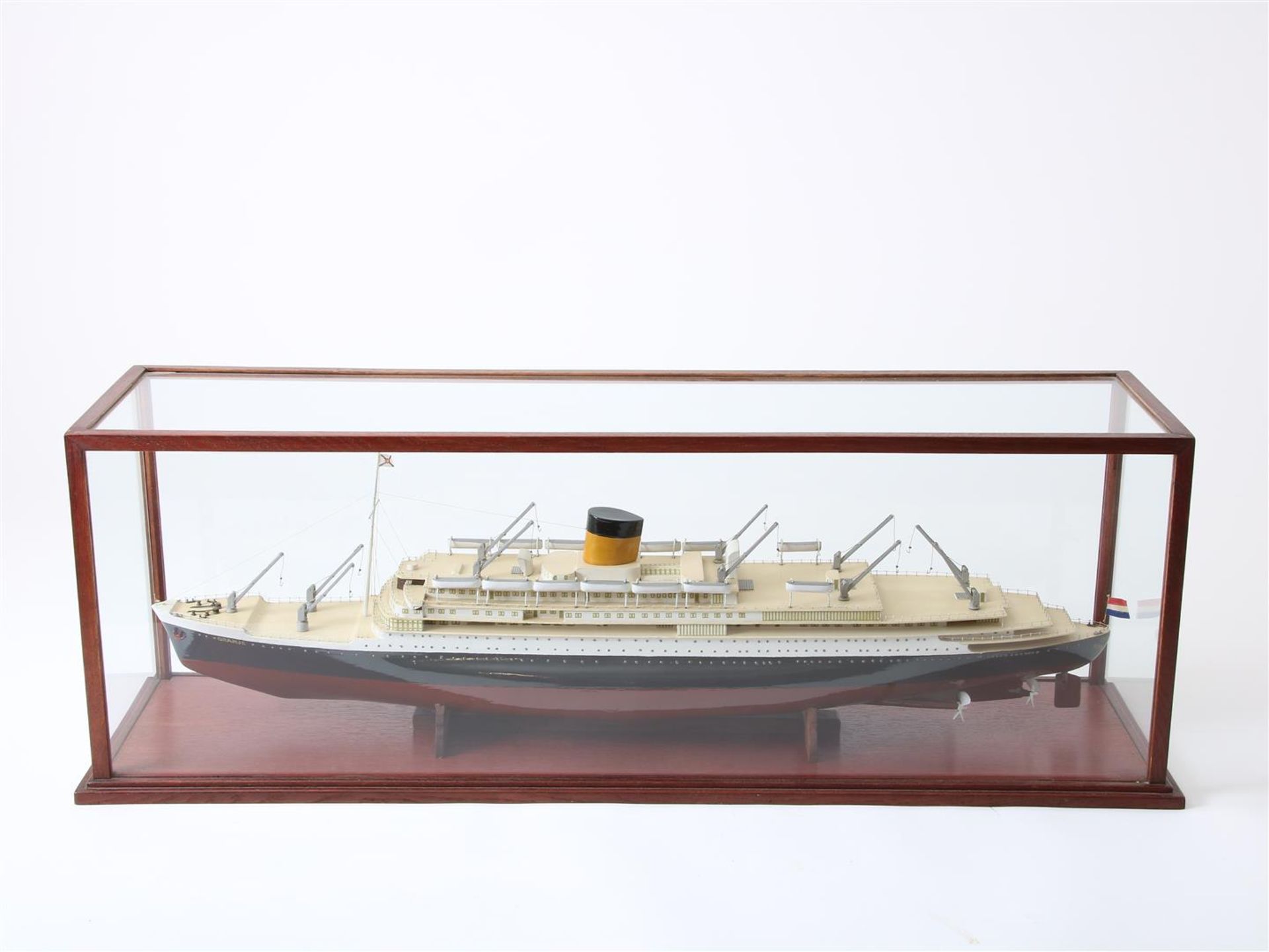 Model ship of 'De Oranje', in glass display case, 20th century, 38 x 107 x 27 cm. - Image 2 of 5