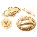 Lot of goldware consisting of 4 gold brooches set with sapphire and pearl, including 19th century,