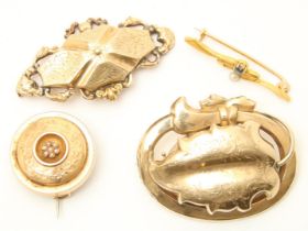 Lot with 4 yellow gold brooches