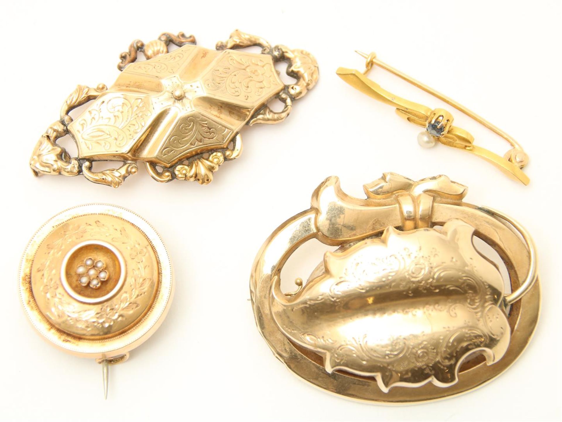 Lot of goldware consisting of 4 gold brooches set with sapphire and pearl, including 19th century,