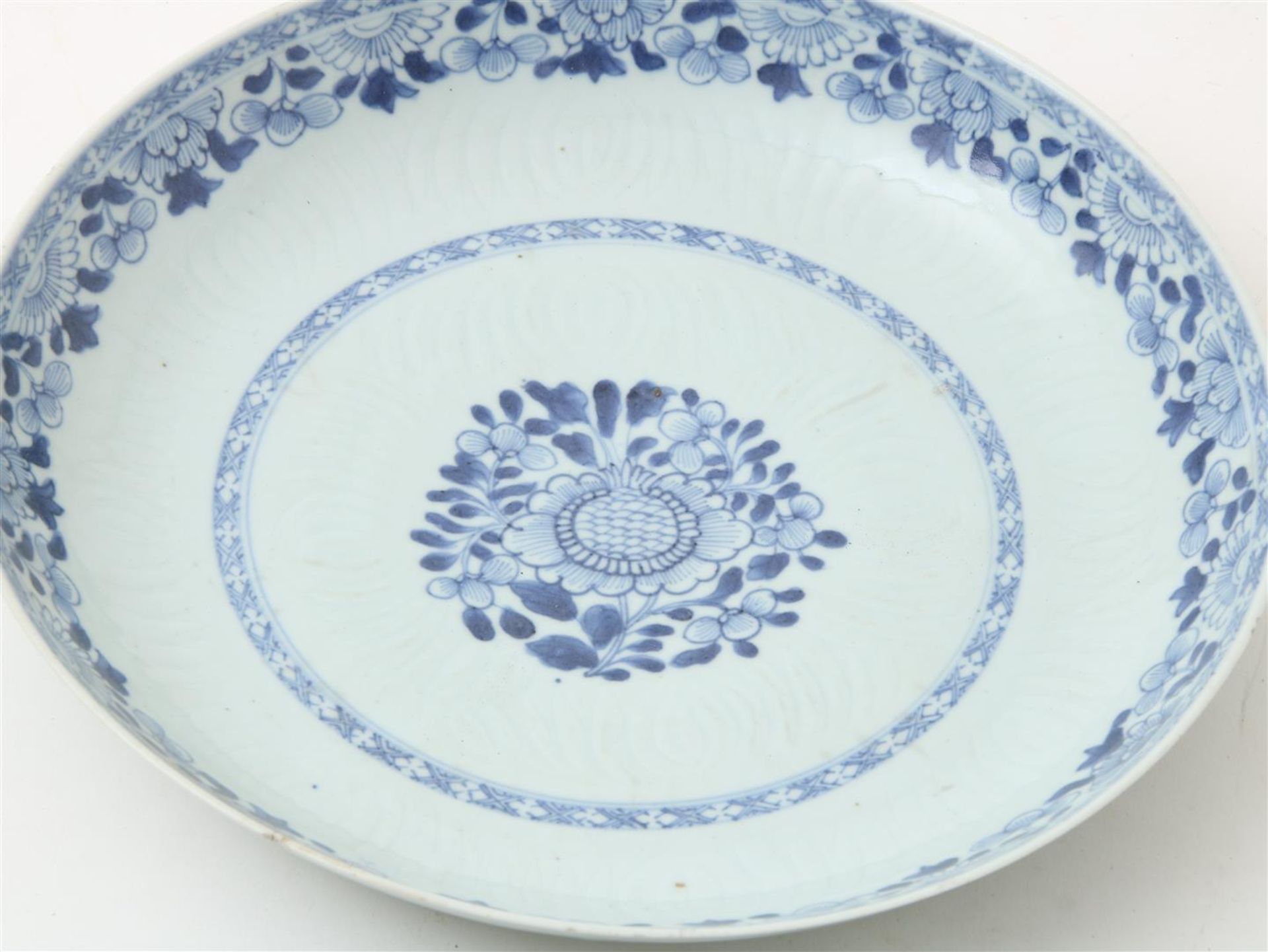 Set of Qianlong dishes decorated with flowers, diameter: 29 cm. (chip and hairline) - Image 6 of 9