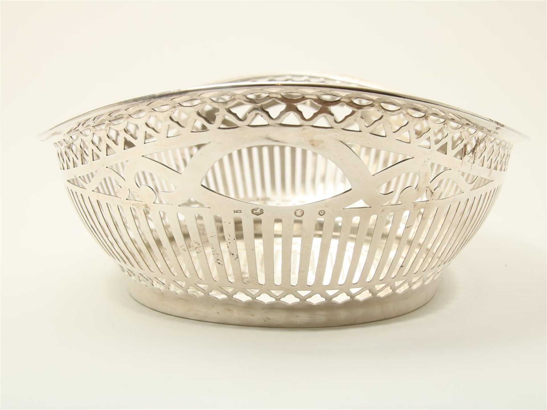 Openwork silver bread basket with bar motif, grade 835/000, maker's mark: "APz3", Fa. A. Pressburg & - Image 4 of 4