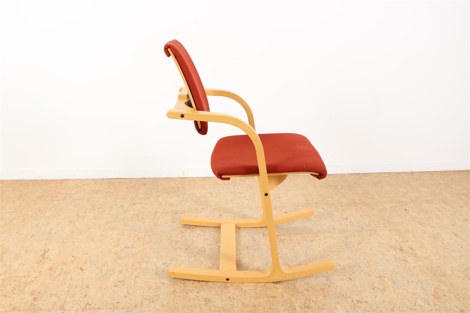Beech wood balance chair with red upholstery, Peter Opsvik for Stokke Varier, model Aculum, Norway. - Image 2 of 5