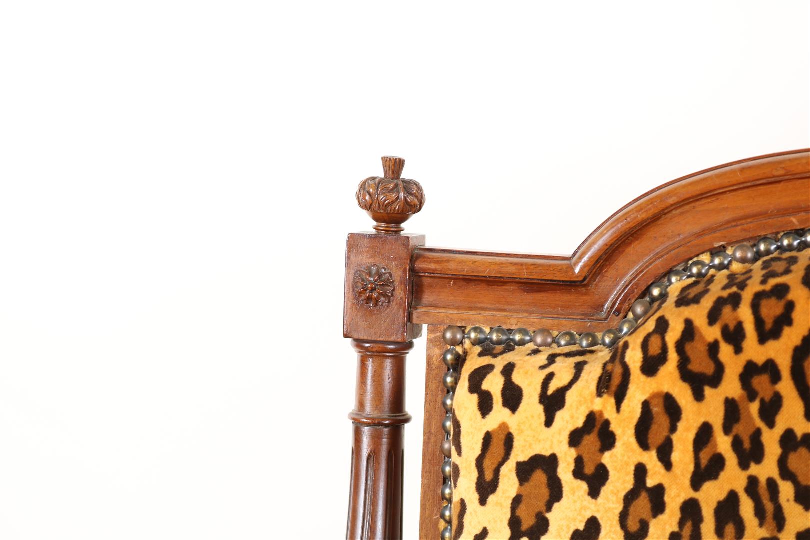 Walnut Louis XVI style double sofa with bow crown and leopard fabric upholstery, 103 x 130 x 58 cm. - Image 3 of 5