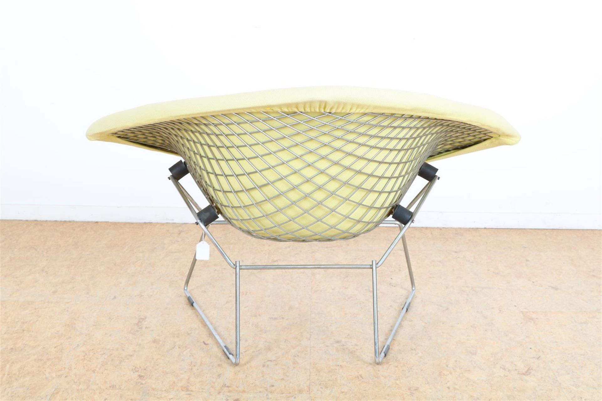 Wire steel design chair with light yellow upholstery, designed in 1952 by Harry Bertoia for Knoll, - Image 3 of 3