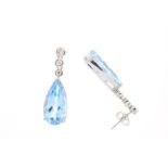 White gold earrings set with topaz and diamonds, brilliant cut, approx. 0.44 ct., F/G, VS/SI,