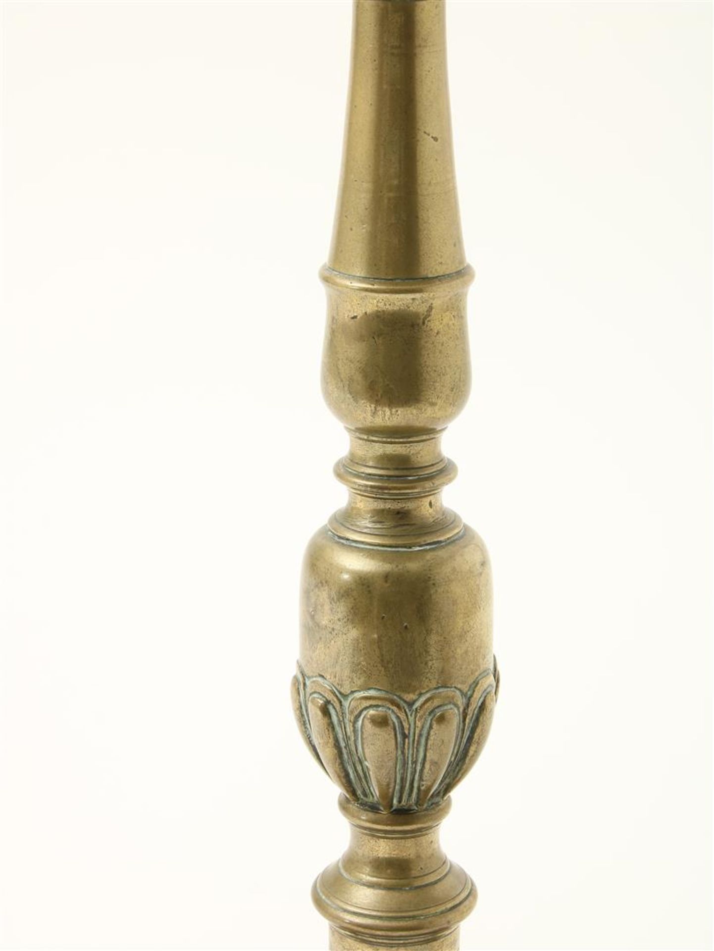 Bronze pen candlestick on triangular leg, on ball legs, Southern Europe, 17th century, height 58 - Image 3 of 4