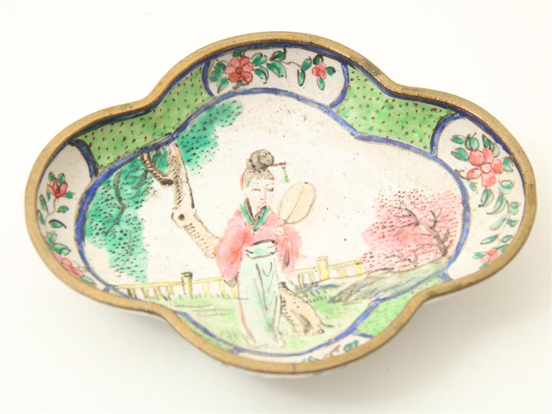 Series of 2 Canton enamel quatrefoil dishes in clover shape with decor of a lady in landscape, - Image 3 of 4