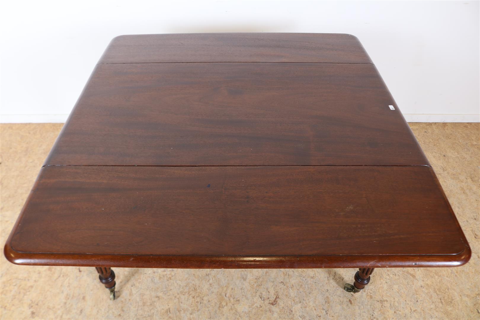 Mahogany George III drop-ear table with cutlery drawer on turned legs and brass wheels, England 19th - Image 4 of 4