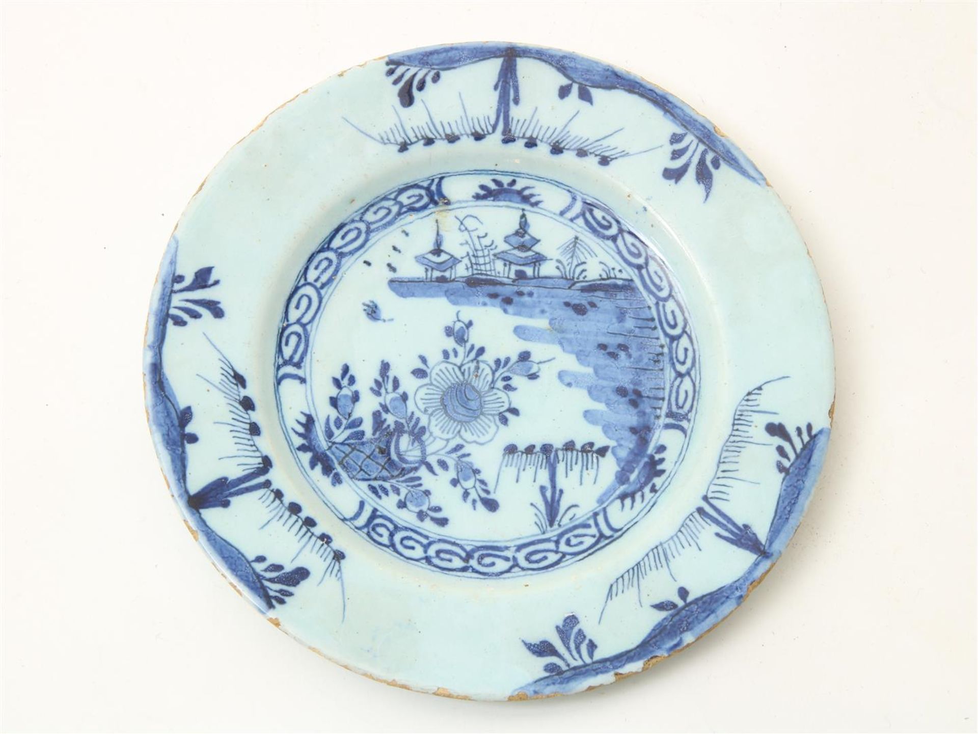 Lot of 3 earthenware plates, 2 with Chinoiserie decor and 1 decorated with flowers, Delft 18th - Image 3 of 6