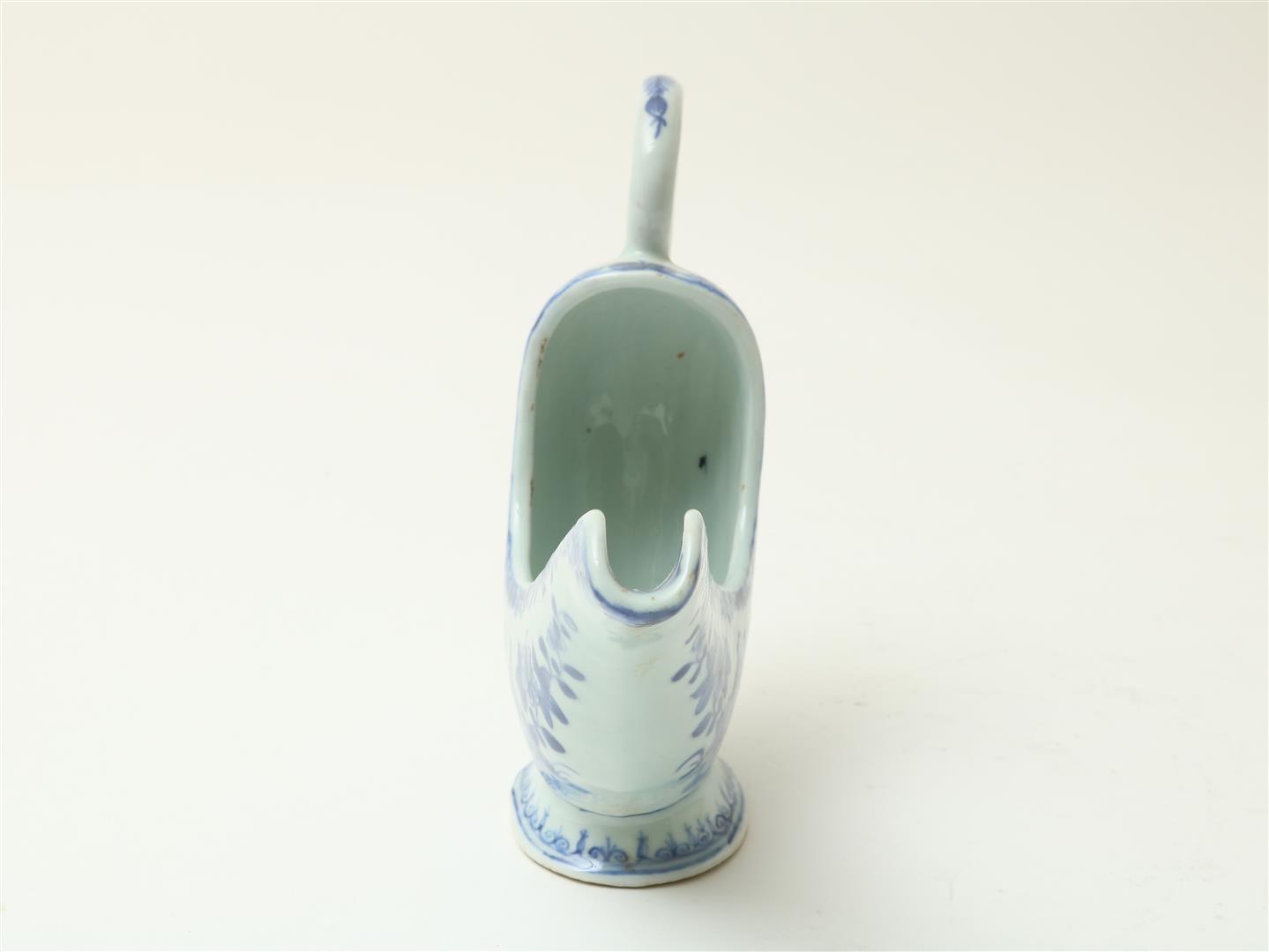 Porcelain Qianlong sauce boat with scrolling handles, blue white decor of Long Lisa and child, - Image 3 of 5