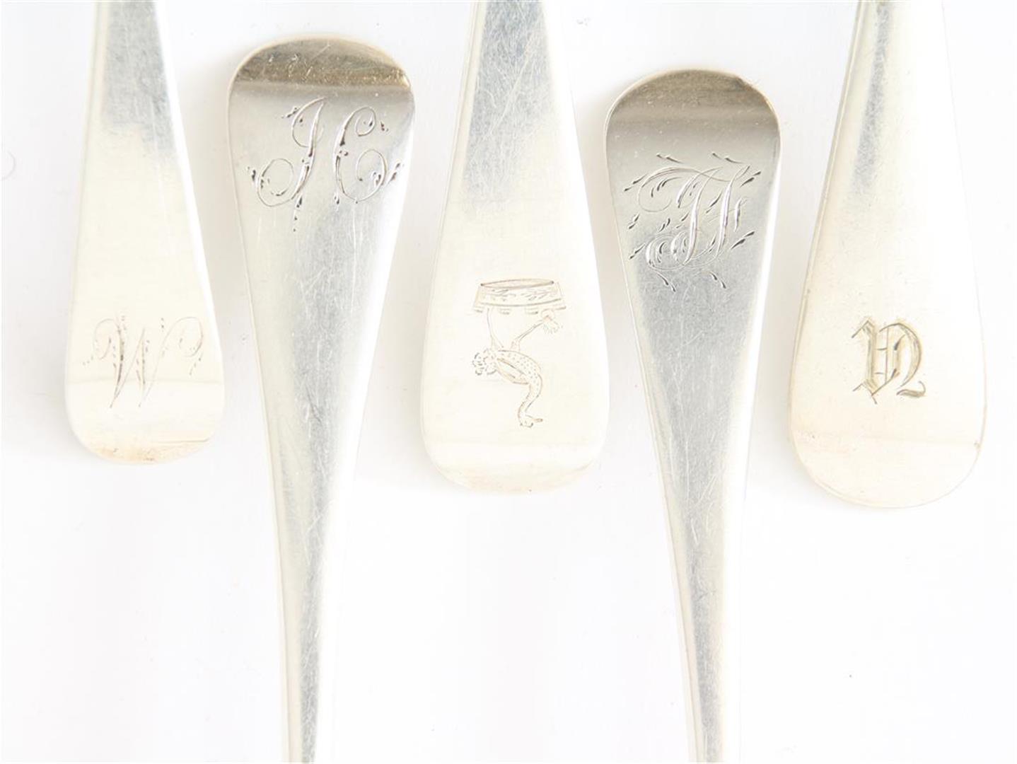 Lot with 19 small silver spoons, England, 19th century, gross weight 620 grams, partly with initials - Image 2 of 2