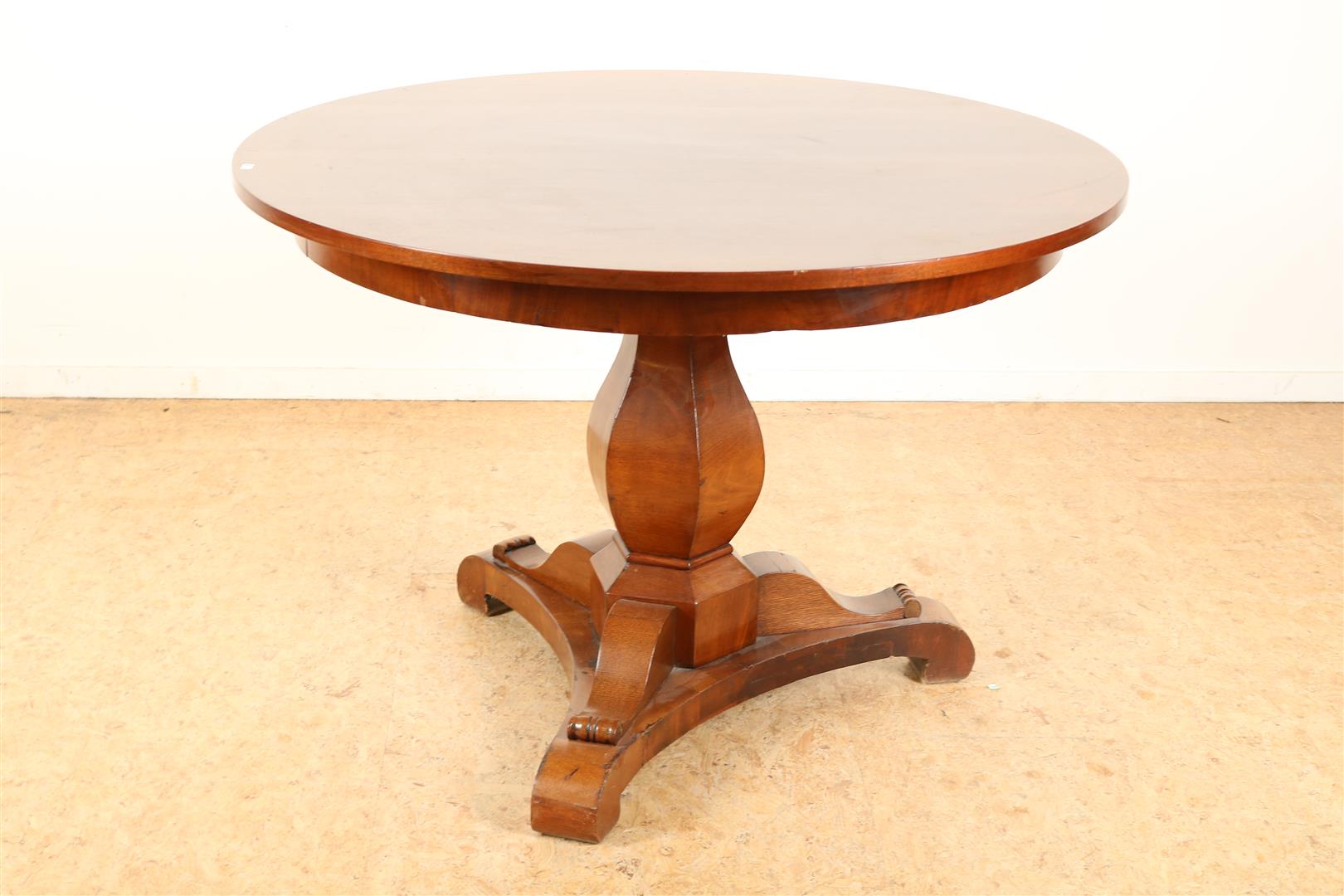 Mahogany Biedermeier table on ball legs, ending in 3-branch, approx. 1830/40, 73 x 107 cm.