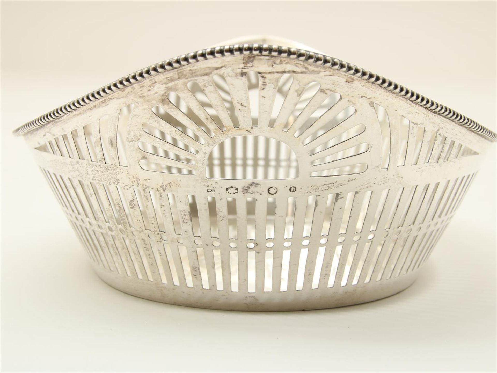 Openwork silver bread basket with curl and bar motif, trimmed with pearl edge, grade 835/000, - Image 2 of 5