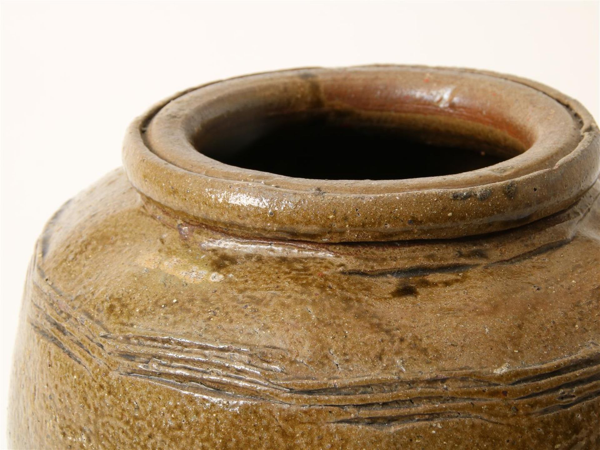 Large-format Shiwan earthenware storage jar, barrel-shaped with brown glaze and an incised band - Image 2 of 3