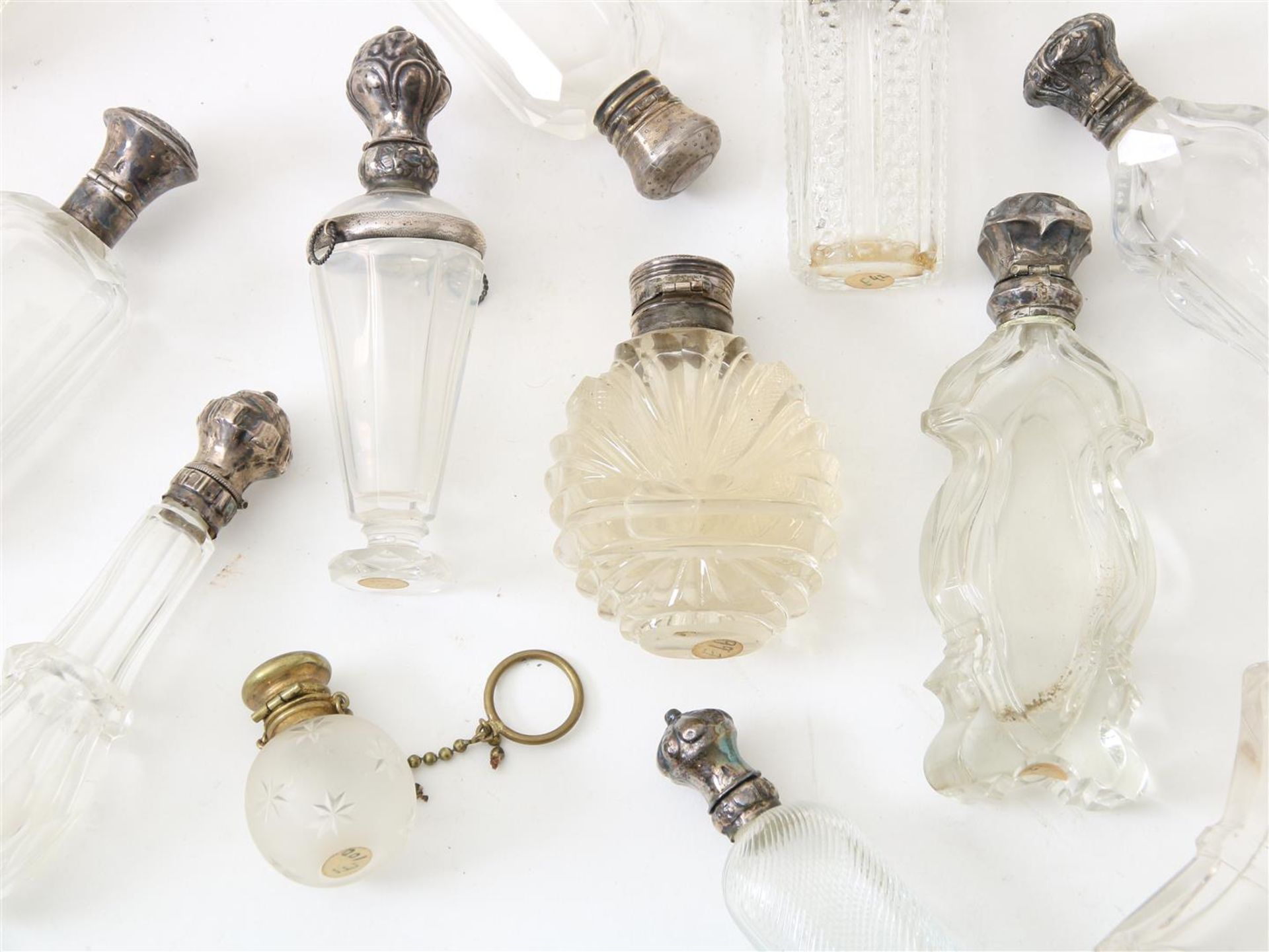 Lot of 17 cut crystal perfume bottles - Bild 2 aus 3