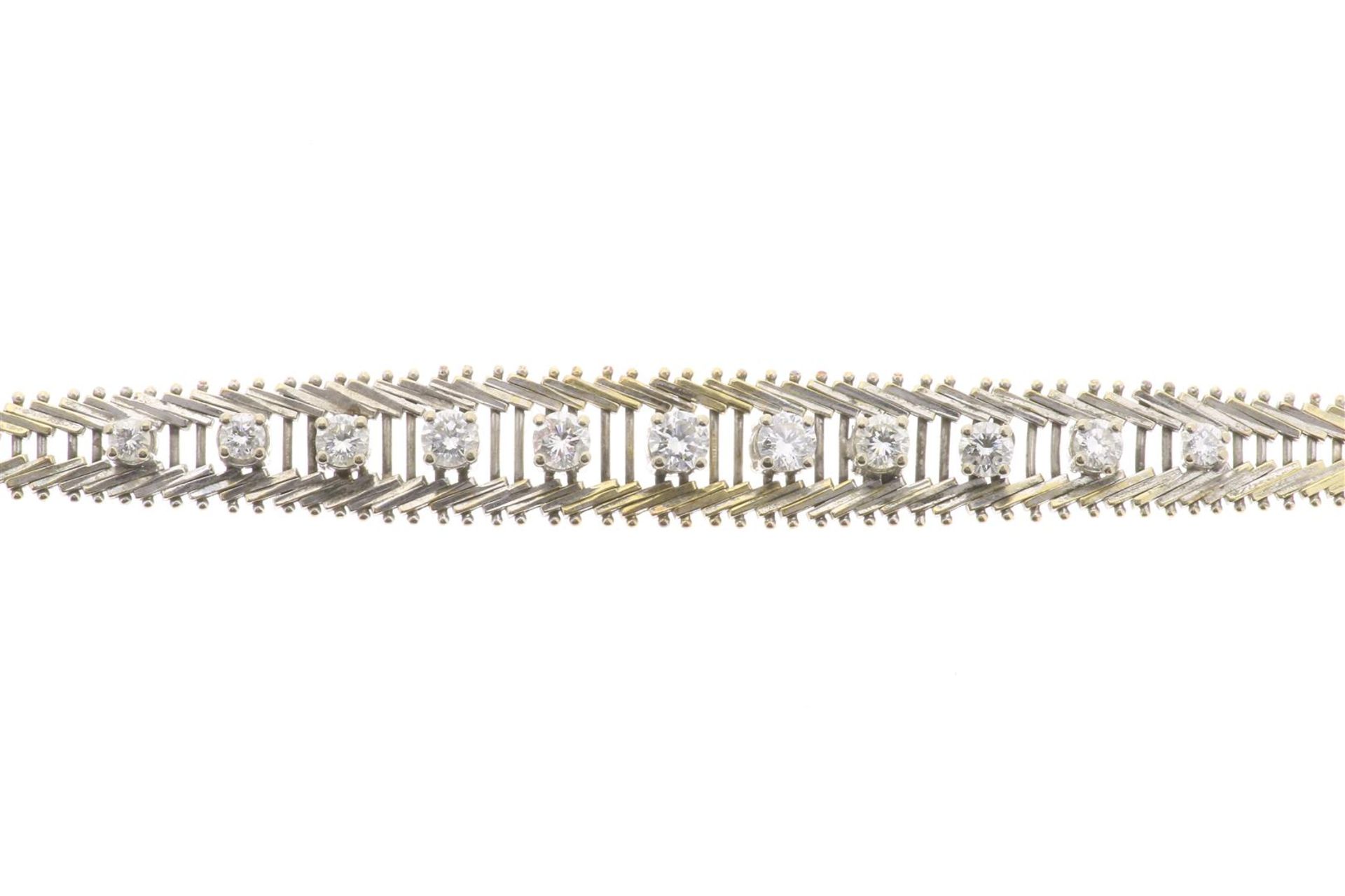 White gold bracelet set with diamonds