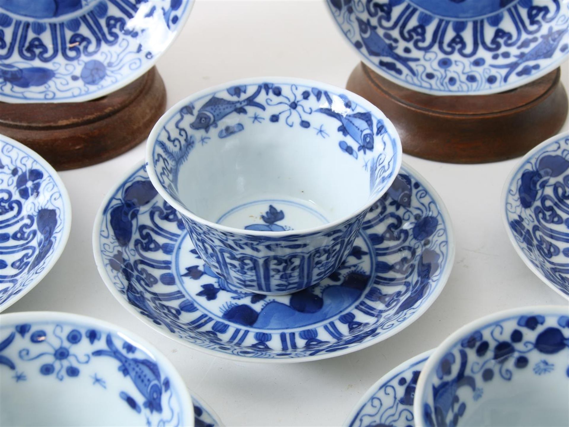 Lot of 12 porcelain cups and 11 saucers decorated in blue with perch and butterfly decor, China - Image 9 of 19