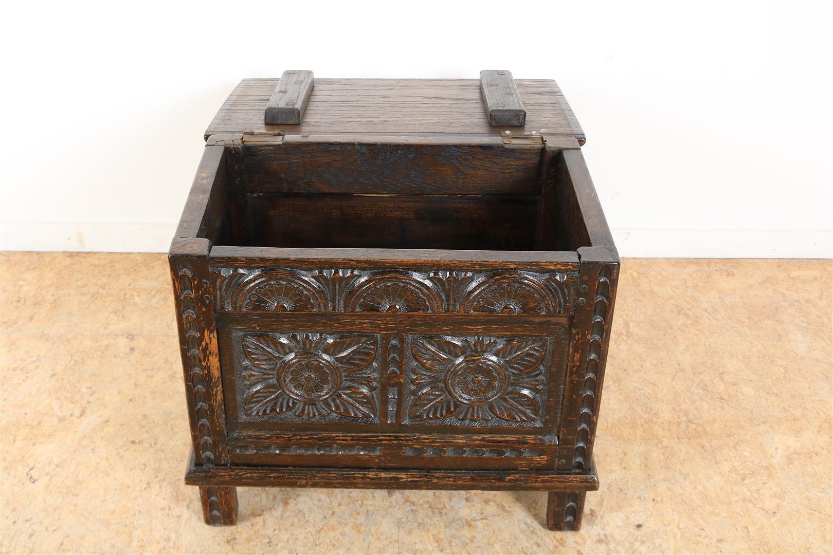 Oak document box with richly carved front panel of flowers, Germany, 43 x 50 x 33 cm. - Image 2 of 3