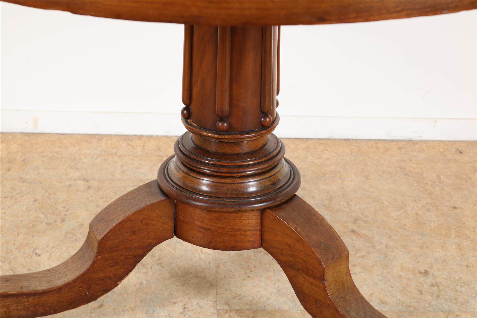 Mahogany Biedermeier round table on column leg ending in 3 branches, 19th century, 76 x 107 cm. - Image 3 of 3