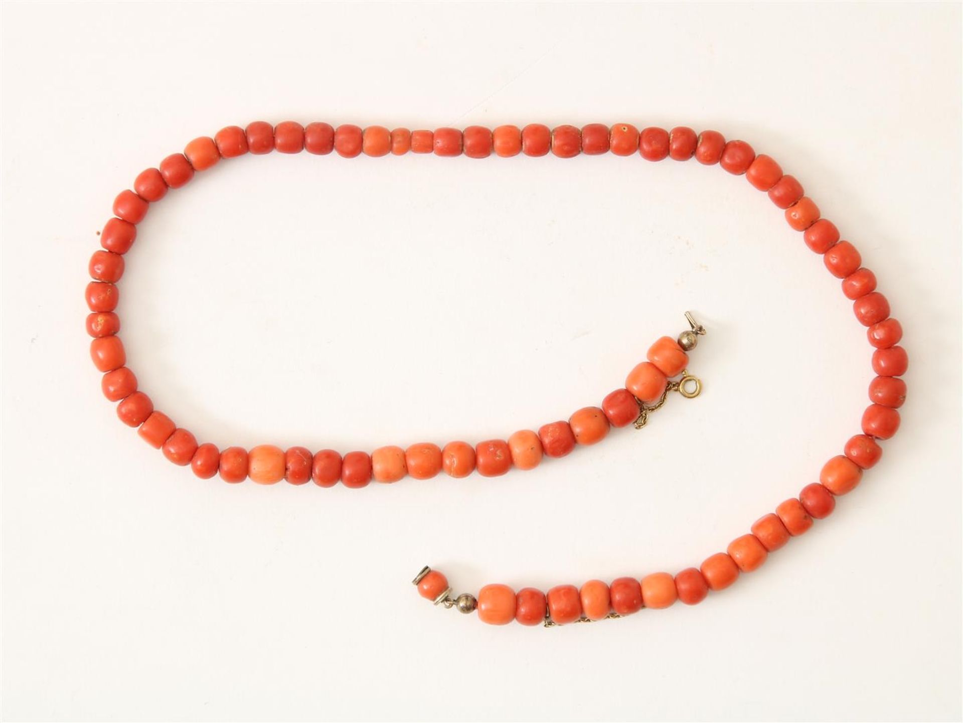 Red coral cheese necklace on hook clasp and gold safety chain l. 47 cm. - Image 2 of 3