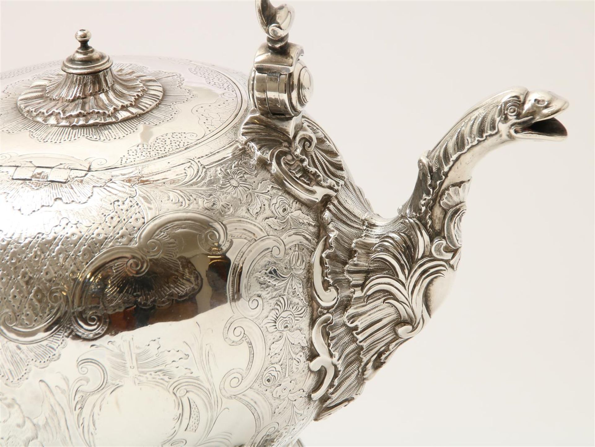 Silver Georgian teapot with engraving of C-volutes, on bouilloire decorated with mascerons and shell - Image 7 of 11