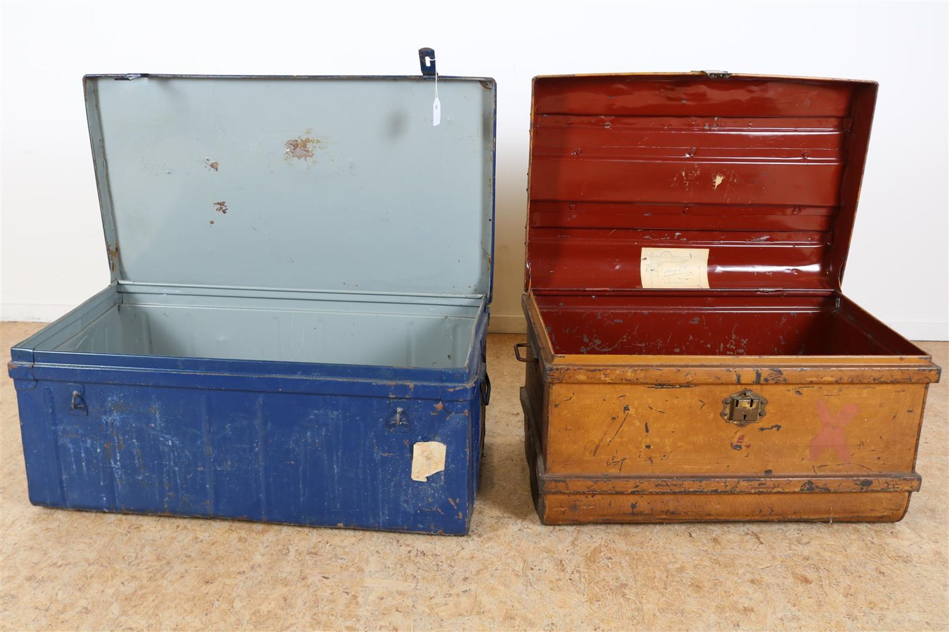 Lot of a blue-painted metal lidded box with text on the lid, 37 x 88 x 51 cm., and a brown-painted - Image 4 of 5