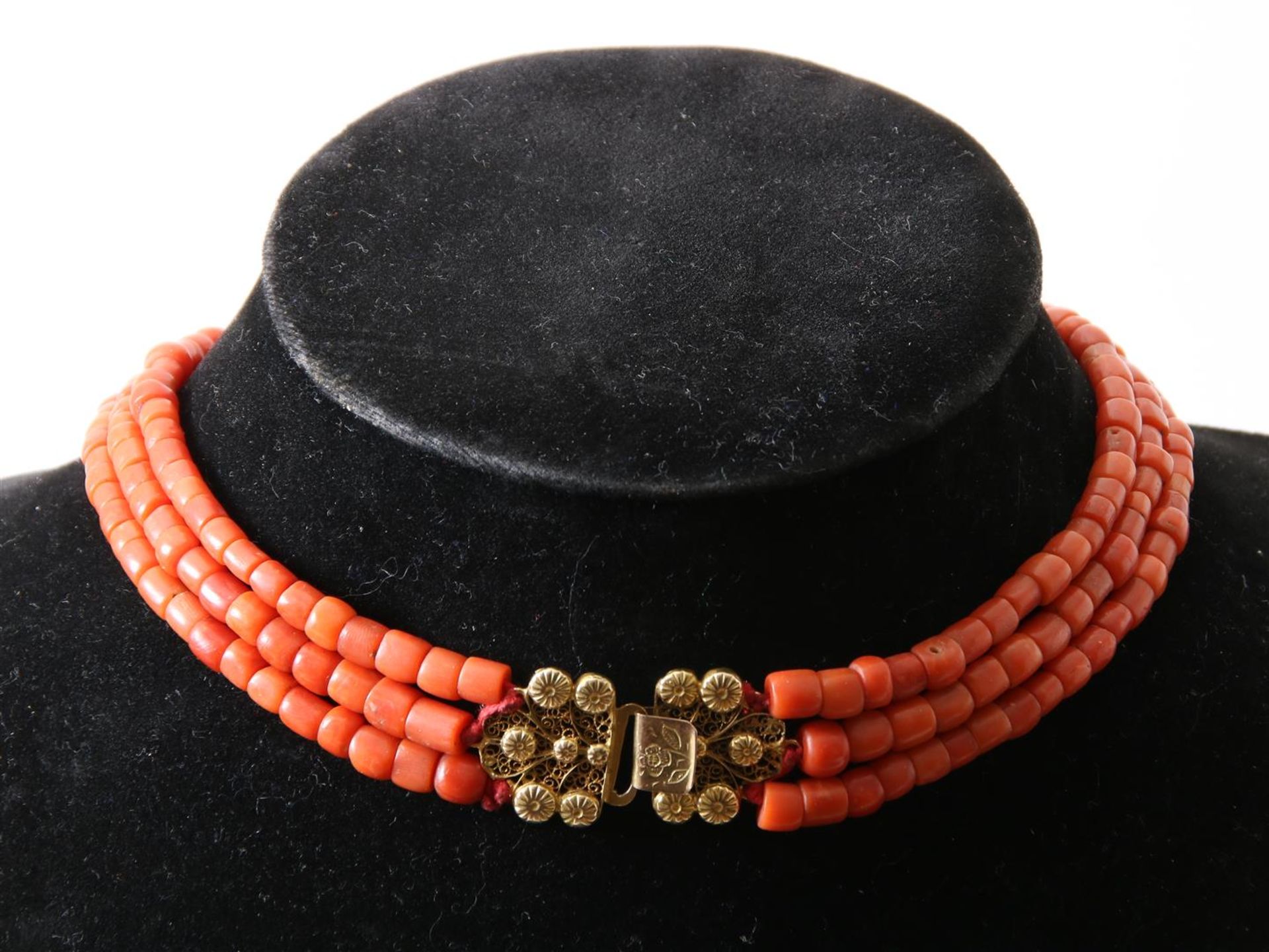 3-row red coral necklace with filigree decorated gold clasp, Zeeuws-Vlaanderen, gross weight 47.8 - Image 2 of 3